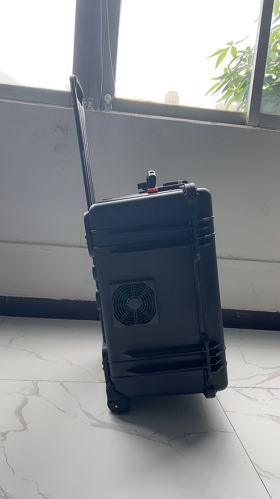 贺兰手拉箱型移动通信干扰器